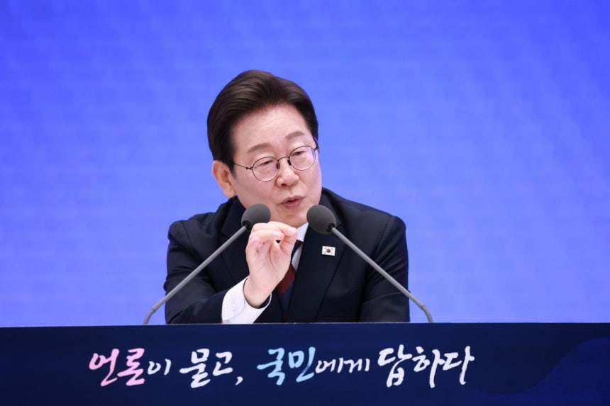 이재명 대통령이 3일 청와대 영빈관에서 열린 '대통령의 30일, 언론이 묻고 국민에게 답하다' 기자회견에서 발언하고 있다. 연합뉴스