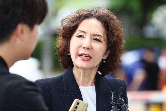 이진숙 사회부총리 겸 교육부 장관 후보자가 지난달 30일 서울 여의도 한국교육시설안전원에 마련된 인사청문회 준비 사무실로 출근하며 취재진 질문을 듣고 있다. 연합뉴스