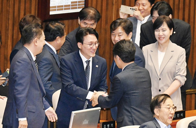 [포토] 축하받는 김민석 총리