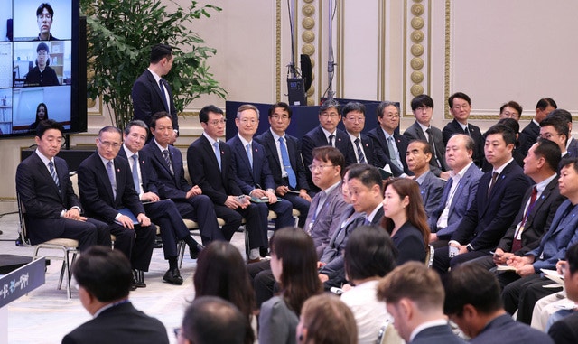 대통령실 참모진이 3일 서울 청와대 영빈관에서 열린 이재명 대통령 취임 첫 공식 기자회견을 지켜보고 있다. 뒷줄 왼쪽부터 강훈식 대통령비서실장, 위성락 국가안보실장, 김용범 정책실장, 우상호 정무수석, 이규연 홍보소