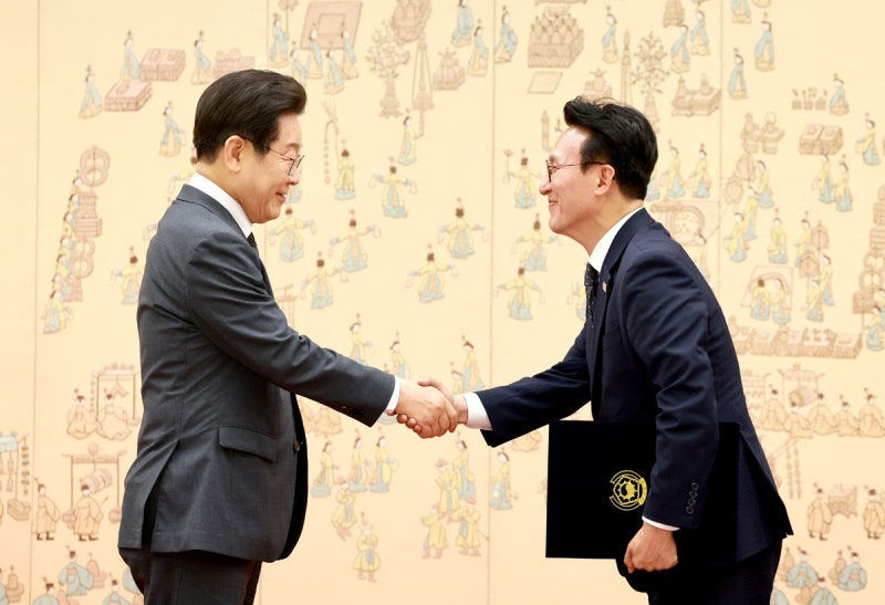 “잘 부탁드립니다”…이 <b>대통령</b>, 김민석 총리 등에 <b>임명장 수여</b>