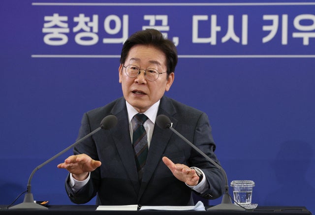 이재명 대통령이 4일 대전 유성구 대전컨벤션센터에서 과학기술 정책 발전방향에 대해 참석자들과 토론을 하고 있다. 대전=김지훈 기자