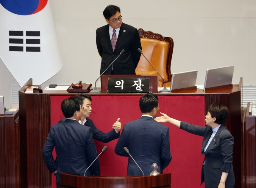 우원식 국회의장이 4일 국회 본회의장에서 문진석 더불어민주당 원내수석부대표, 송언석 국민의힘 비상대책위원장 등과 국회 본회의 개의 지연 관련 이야기를 나누고 있다. 연합뉴스