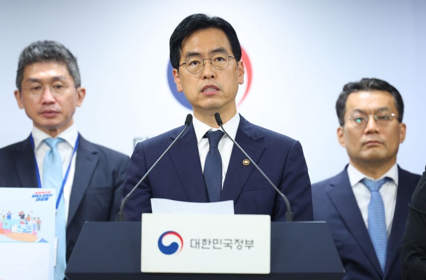 김민재 행정안전부장관 직무대행이 5일 정부서울청사 브리핑룸에서 민생회복 소비쿠폰 1차 지급계획을 발표하고 있다. 연합뉴스