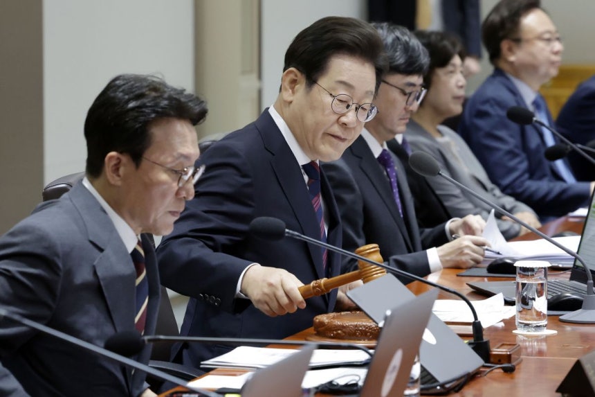 이재명 대통령이 5일 서울 용산 대통령실 청사에서 열린 국무회의에서 의사봉을 두드리며 개회 선언을 하고 있다. 뉴시스