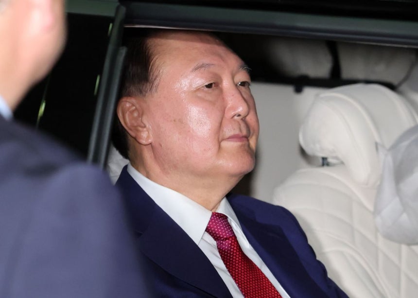 윤석열 전 대통령이 지난 5일 오후 서울 서초구 서울고등검찰청에 마련된 내란특검 사무실에서 2차 대면 조사를 마친 뒤 귀가하고 있다. 뉴시스