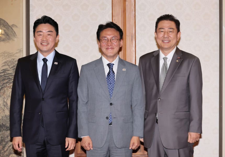 김민석 국무총리(가운데)가 6일 서울 종로구 삼청동 총리공관에서 열린 고위당정협의회에서 더불어민주당 김병기 대표 직무대행 겸 원내대표(오른쪽), 강훈식 대통령 비서실장과 기념촬영을 하고 있다. 연합뉴스