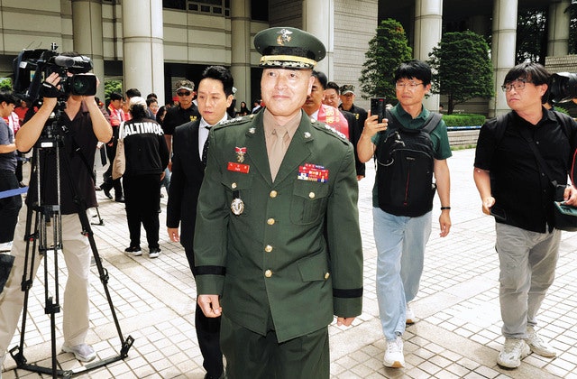 항명·상관 명예훼손 혐의로 재판받고 있는 전 해병대 수사단장 박정훈 대령이 지난달 27일 서울 서초구 서울중앙지법에서 열린 공판에 출석하기 위해 법정으로 이동하고 있다. 연합뉴스