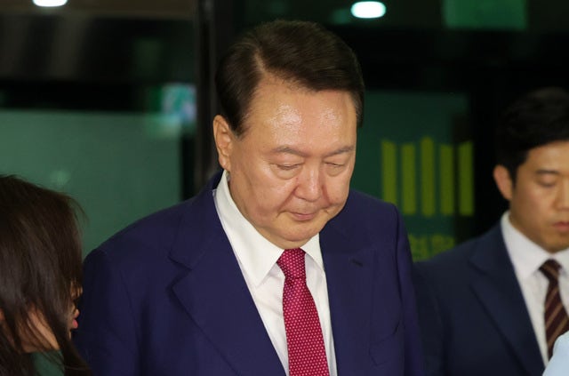 윤석열 전 대통령이 지난 5일 오후 서울 서초구 서울고등검찰청에 마련된 내란특검 사무실에서 2차 대면 조사를 마친 뒤 귀가하고 있다. 뉴시스