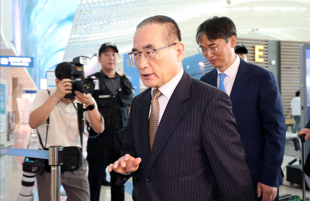 위성락(가운데) 국가안보실장과 최희덕 외교정책비서관이 6일 상호관세 협의차 미국 워싱턴DC로 가기 위해 인천공항 출국장으로 향하고 있다. 위 실장은 오는 8일까지 미국 정부 고위 인사들과 상호관세 유예 연장, 한·미