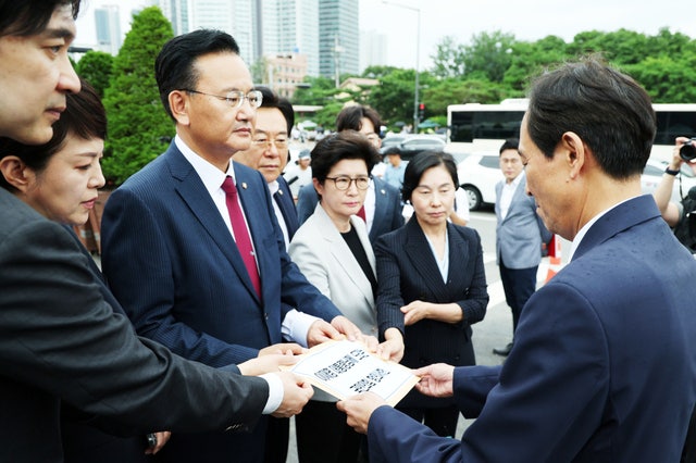 유상범(왼쪽 세 번째) 원내수석부대표 등 국민의힘 의원들이 지난 4일 용산 대통령실 정문에서 우상호(오른쪽) 대통령실 정무수석에게 특수활동비 증액 추진과 관련한 항의서한을 건네고 있다. 연합뉴스