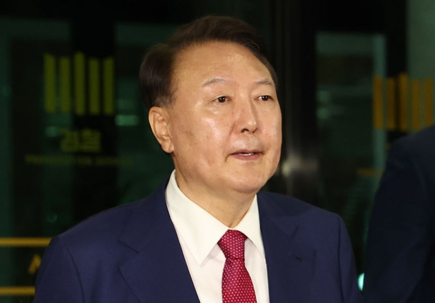 윤석열 전 대통령이 지난 5일 내란 특검 2차 조사를 마치고 조은석 특별검사팀 사무실이 있는 서울 서초구 서울고검을 나서고 있다. 연합뉴스