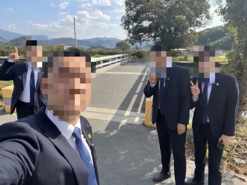 일곱 사자가 2023년 당시 기념 촬영하고 있는 모습. A씨 제공