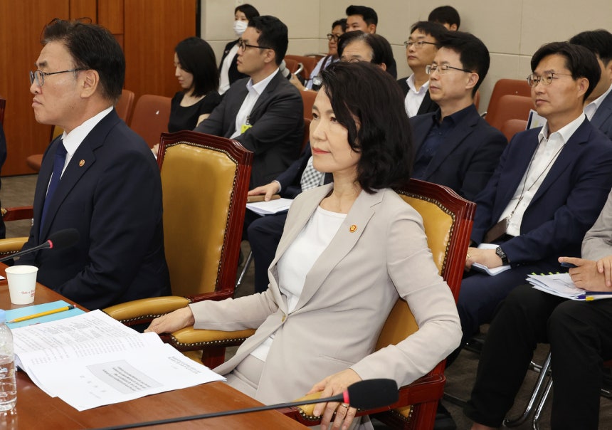 7일 서울 여의도 국회에서 열린 과학기술정보방송통신위원회 전체회의에 이진숙 방통위원장이 참석해 자리하고 있다. 연합뉴스