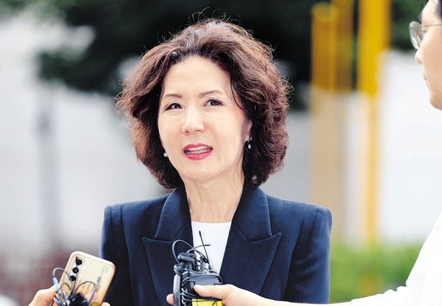 이진숙 교육부 장관 후보자가 지난달 30일 서울 영등포구 한국교육시설안전원에 마련된 인사청문회 준비 사무실로 출근하며 취재진의 질문에 답하고 있다. 이 후보자는 논문 중복 게재 등 여러 의혹에 대해 오는 16일 열리