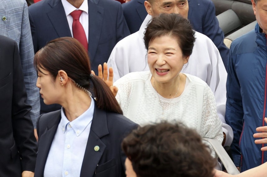 지난달 손 흔드는 박근혜 전 대통령. 연합뉴스