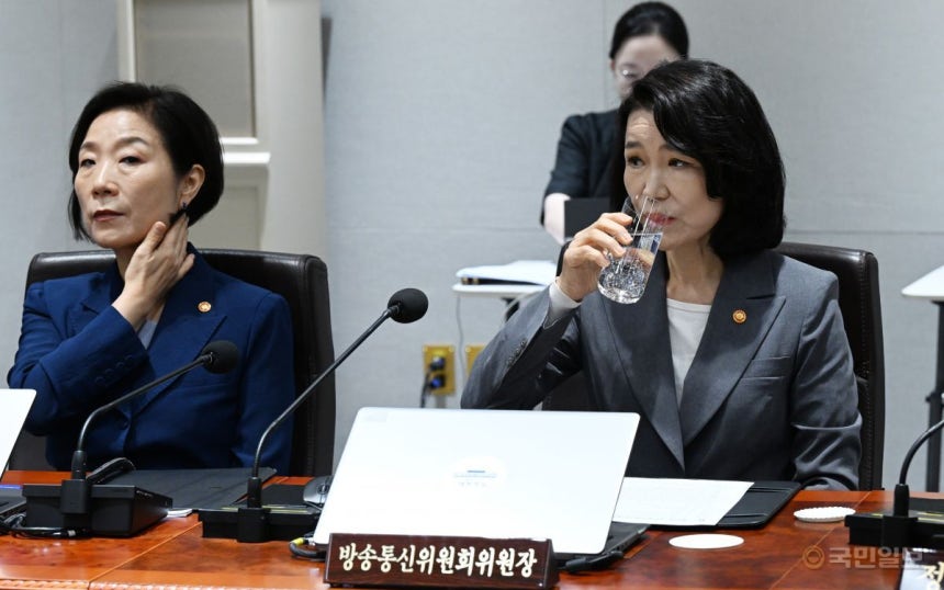 이진숙 방송통신위원회 위원장(오른쪽)이 지난 5일 용산 대통령실 청사에서 열린 제29회 국무회의에서 물을 마시고 있다. 김지훈 기자