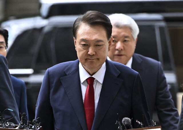 윤석열 전 대통령이 9일 서울 서초구 서울중앙지방법원에서 열린 구속전 피의자심문(영장실질심사)을 받기 위해 청사로 출석하고 있다. 윤 전 대통령은 12·3 비상계엄 선포문 사후 부서(서명) 및 폐기 혐의, 체포영장 