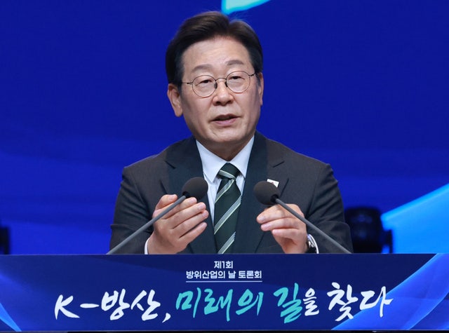 이재명 대통령이 8일 서울 그랜드 하얏트 호텔에서 열린 방위산업의 날 토론회를 주재하고 있다. 연합뉴스