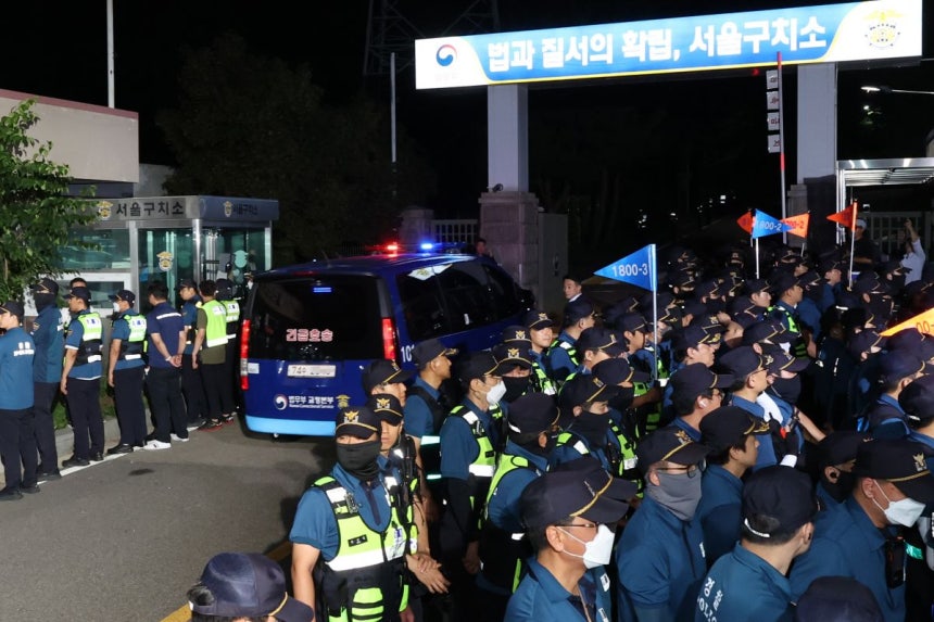 구속전 피의자 심문(영장실질심사)을 마친 윤석열 전 대통령이 탑승한 법무부 호송 차량이 9일 밤 경기도 의왕시 서울구치소로 들어가고 있다. 연합뉴스  