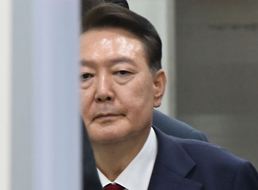 윤석열 전 대통령이 지난 9일 서울 서초구 서울중앙지방법원에서 구속 전 피의자 심문(영장실질심사)을 마치고 법원을 나서고 있다. 연합뉴스