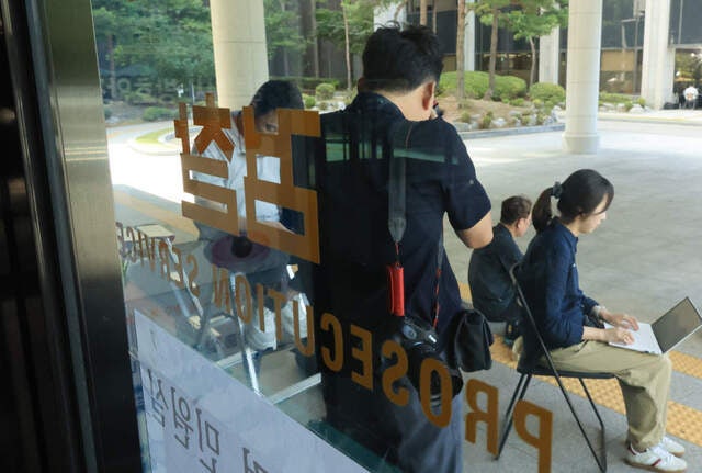 기자들이 10일 서울 서초구 서울고등검찰청에서 대기하고 있다. 윤석열 전 대통령에 대한 구속영장이 이날 새벽 발부되면서 서울고검에 사무실을 마련한 내란 특검 수사는 탄력을 받게 됐다. 연합뉴스
