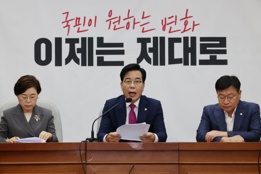 국민의힘 송언석 비대위원장 겸 원내대표가 11일 서울 여의도 국회에서 열린 원내대책회의에서 발언하고 있다. 연합뉴스