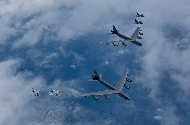 공군 KF-16 전투기가 미국 B-52H 전략폭격기, 일본 항공자위대 F-2 전투기 등과 함께 11일 제주도 남방 공해상에서 공중훈련을 실시하고 있다. B-52H 전략폭격기의 한반도 전개는 올해 들어 처음이다. 국방