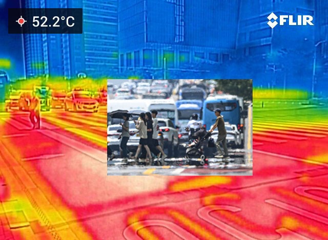 서울의 기온이 37.1도까지 치솟은 지난 8일 열화상카메라로 촬영한 아스팔트 온도는 52.2도까지 기록됐다. 윤웅 기자