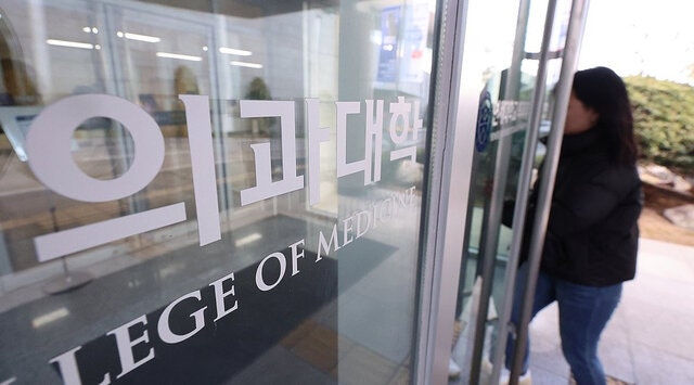 [속보] <b>의대생들</b> “국회·정부 믿고 전원 <b>학교</b>에 돌아갈 것”