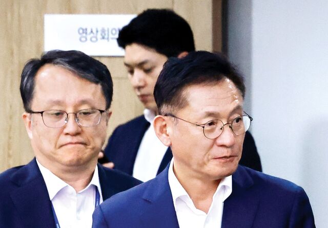 강준욱(왼쪽) 전 대통령실 국민통합비서관이 지난 17일 서울 용산 대통령실 청사에서 열린 대통령 수석보좌관회의에 입장하고 있다. 강 전 비서관은 과거 윤석열 전 대통령의 비상계엄 선포를 옹호한 글이 논란을 빚자 22