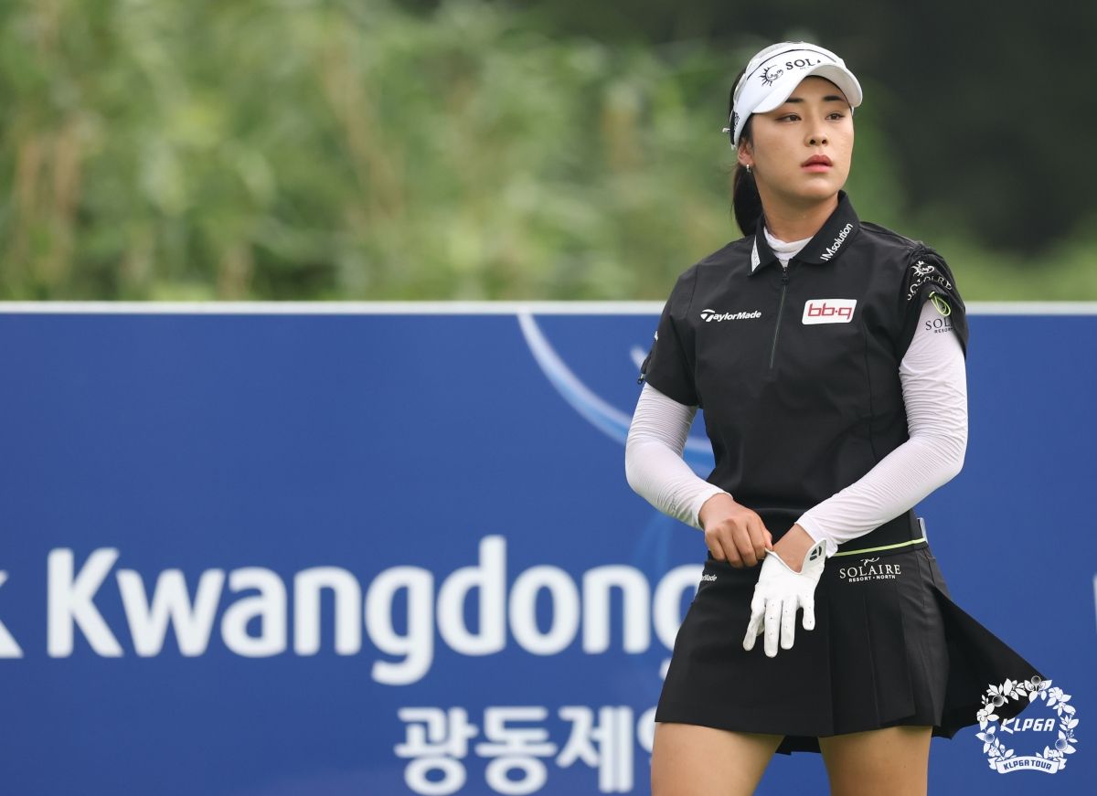 ‘36홀 노보기’ <b>윤이나</b>, 제주 <b>삼다수마스터스 2</b>R 단독 선두