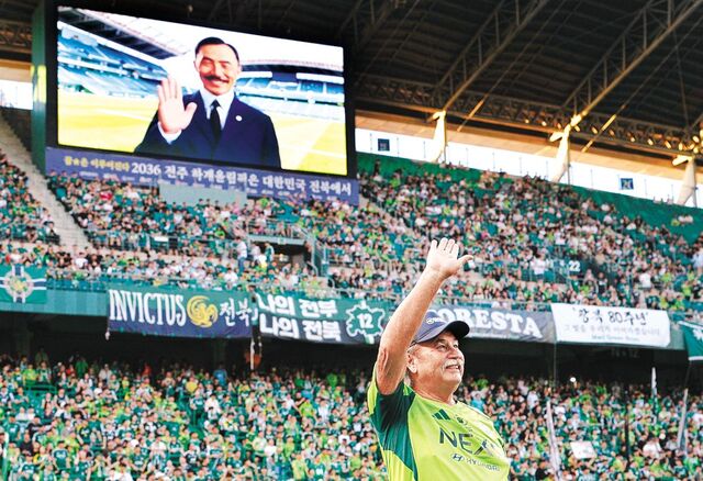 [포토] 축구장에 초대된 안창호 선생과 외손자