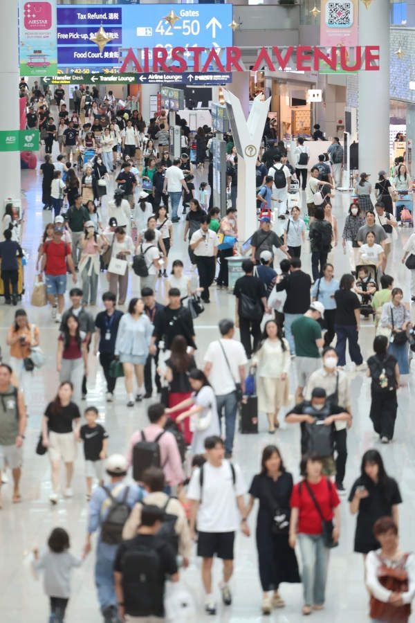 [포토] 붐비는 인천공항, 면세점 앞날은 ‘깜깜’