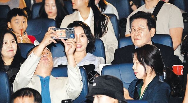 팝콘·콜라 든 이 대통령 부부… 시민들과 영화 ‘독립군’ 관람