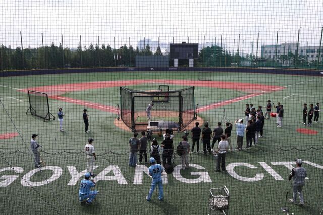 ‘제2의 황영묵’ 나올까… MLB 타자·비선수 투수도 도전