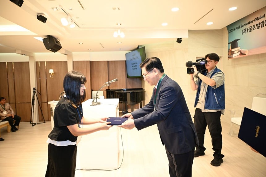 이영훈 목사가 21일 서울 여의도순복음교회 베들레헴성전에서 장학금을 전달하고 있는 모습