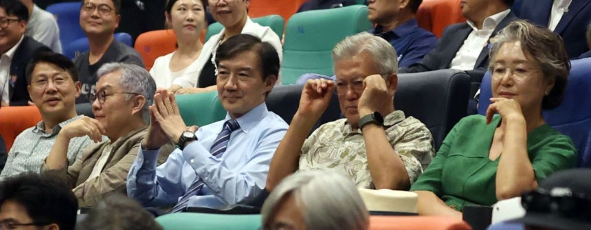 문재인 전 대통령 부부와 조국 조국혁신당 혁신정책연구위원장 등이 24일 오후 경남 양산 물금읍 메가박스 양산증산점에서 영화 '다시 만날, 조국' 관람을 앞두고 객석에 앉아 있다. 연합뉴스