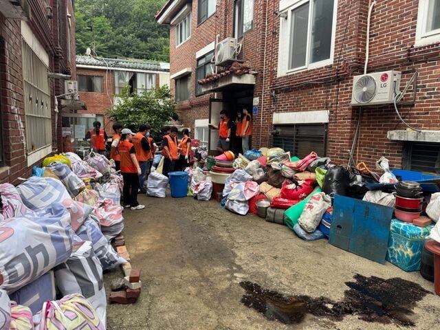 ‘쓰레기 집’을 새집처럼… 집수리 봉사단, 땀으로 사랑을 전하다