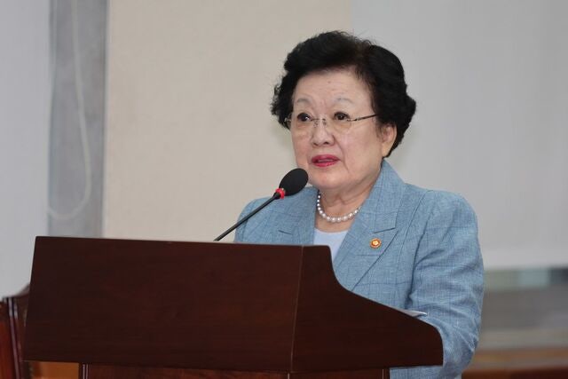 김건희에 ‘금거북이 전달 의혹’ 이배용 국교위원장 사퇴
