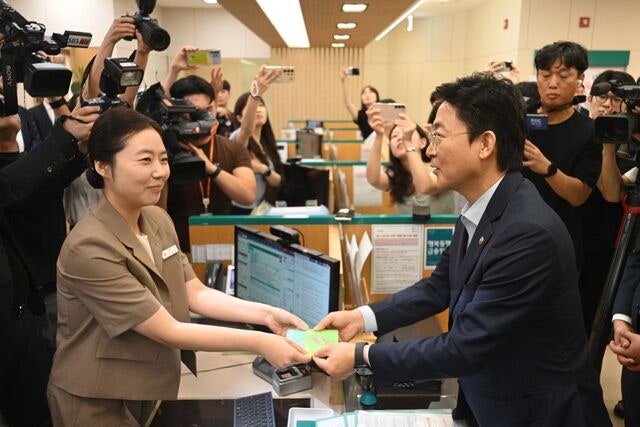 [포토] 은행 찾은 금융위 부위원장