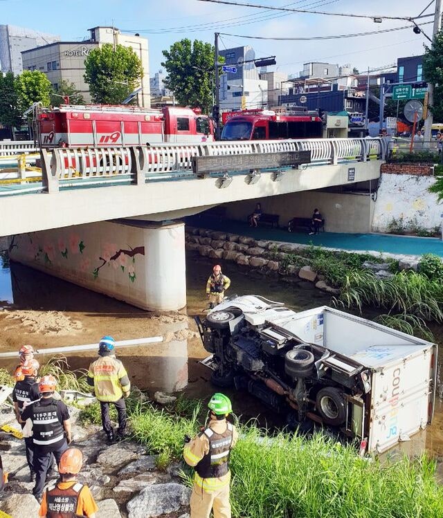 [포토] 추락한 택배 트럭