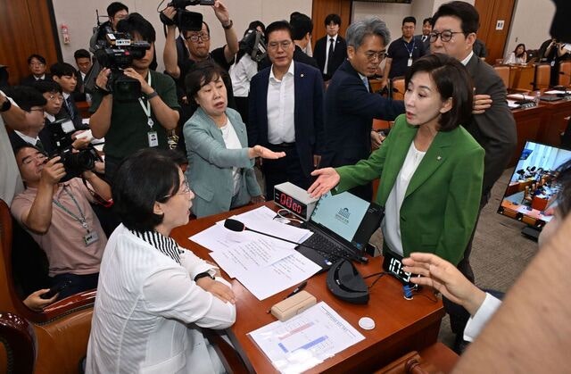 “내란 앞잡이” “초선은 빠져”… 도합 11선 낯 뜨거운 ‘추·나 대전’