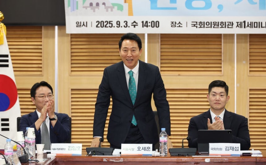 오세훈 서울시장이 3일 국회 의원회관에서 개최된 ‘한강, 서울의 미래’ 토론회에서 인사하고 있다. 뉴시스