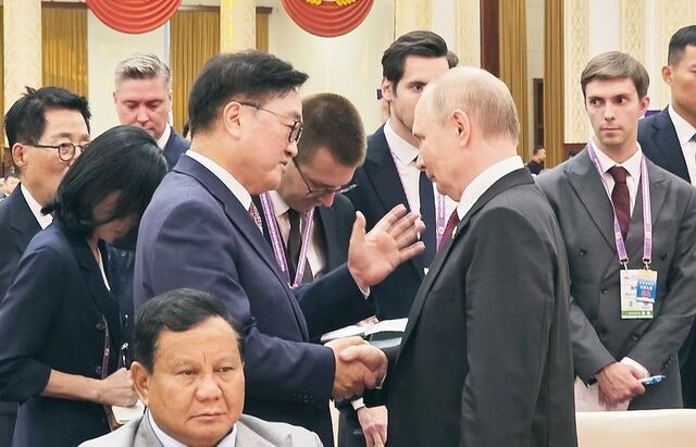 [포토] 푸틴과 대화하는 우원식 “남북 평화 희망”