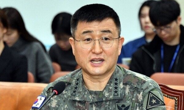 [단독] ‘역대 육참총장’ 자리서 사라진 尹 계엄사령관