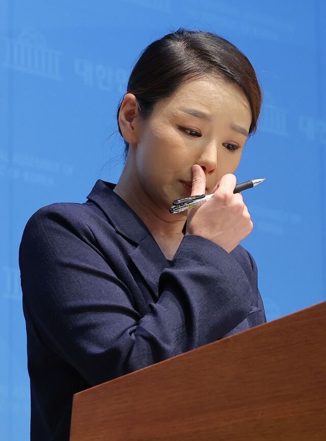 강미정 “성비위 피해자 외면” 탈당…  최강욱 “그게 죽고 살 일인가” 막말