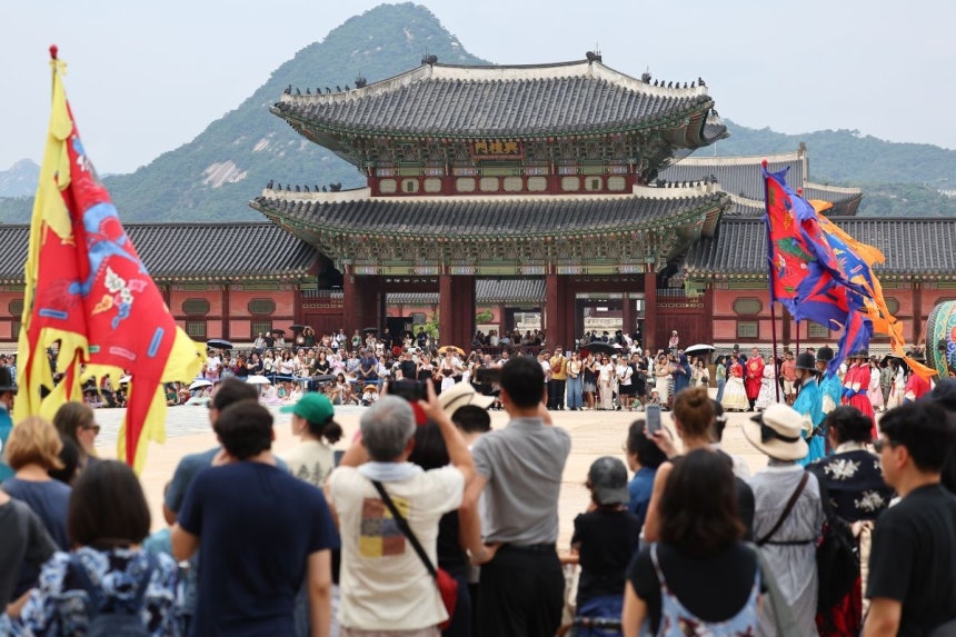 한국 문화 열풍이 이어지고 있는 가운데 31일 서울 종로구 경복궁이 수문장 교대의식을 구경하는 내외국인 관광객으로 붐비고 있다. 연합뉴스
