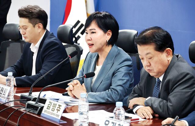 전현희(가운데) 더불어민주당 3대특검 종합대응특위 총괄위원장이 8일 국회에서 열린 전체회의에서 발언하고 있다. 전 위원장은 관봉권 띠지 분실 사건과 관련해 "전모를 법사위 차원에서 밝힐 필요가 있다"며 별도의 특검