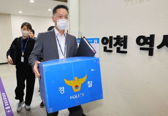 [포토] 인천시청 압수수색… 유정복 시장 불구속 입건